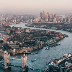 Widok na Tamizę i Tower Bridge, jeden z symboli Londynu, jednego z największych miast Europy. W tle nowoczesne wieżowce.