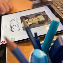 Kordian streszczenie krótkie na tablecie. Obok portret Juliusza Słowackiego i przybory do pisania.