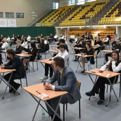 Uczniowie piszą maturę z polskiego. Zastanawiają się, matura polski ile punktów będzie potrzebne do zdania.