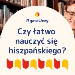Uśmiechnięty mężczyzna w okularach czyta książkę na tle regałów. Nad nim napis: "Czy łatwo nauczyć się hiszpańskiego?".