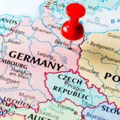 Mapa Europy z zaznaczoną na czerwono pinezką stolicą Niemiec, Berlinem. Widoczne są inne kraje niemieckojęzyczne i sąsiednie państwa.
