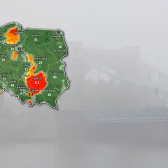 Gęsta mgła spowija most i krajobraz Polski, na której zaznaczono obszary o różnym natężeniu zjawiska.