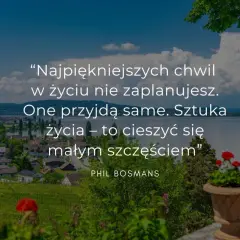 Piękne cytaty o życiu na tle malowniczego krajobrazu z jeziorem i miasteczkiem. "Sztuka życia – to cieszyć się małym szczęściem.