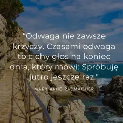 Kamienista ścieżka nad morzem, z cytatem o odwadze i marzeniach: "Odwaga nie zawsze krzyczy... Spróbuję jutro jeszcze raz.