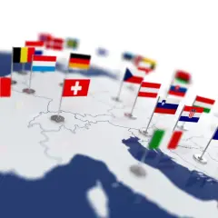 Flagi wielu krajów Europy na mapie. Widoczne m.in. Wielka Brytania, Francja, Szwajcaria, Niemcy, Czechy, Słowenia, Chorwacja, Węgry, Bośnia i Hercegowina, Serbia, Czarnogóra.