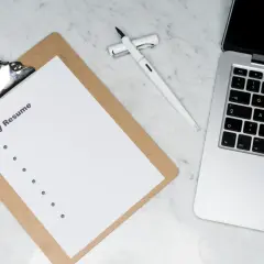Przygotowuję CV po angielsku (My Resume) na laptopie, obok leży długopis.