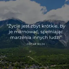 Mądre cytaty krótkie: "Życie jest zbyt krótkie, by je marnować, spełniając marzenia innych ludzi" - Oscar Wilde. Góry i miasteczko w tle.
