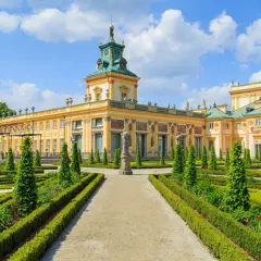 Pałac w Wilanowie, arcydzieło barok w polsce, z geometrycznym ogrodem i wieżą zegarową.