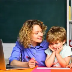 Podstawa prawna zatrudnienia nauczyciela wspomagającego: Co musisz wiedzieć