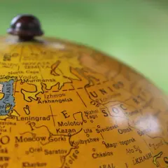 Fragment mapy świata z widoczną Finlandią, Estonią i częścią ZSRR, przypominający o czasach wspólnoty niepodległych państw.