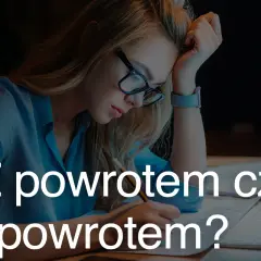 Zmęczona kobieta w okularach pochyla się nad biurkiem, pisząc. Zastanawia się, czy to "z powrotem" czy "spowrotem".