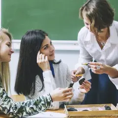 Pedagog szkolny: Kluczowe zadania i rola w edukacji uczniów