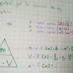 Gęstość (d) to stosunek masy (m) do objętości (V). Wzór na objętość w chemii: d = m/V.