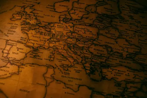 Mapa Europy z zaznaczonymi granicami państw, przypominająca czasy, kiedy były rozbiory Polski.