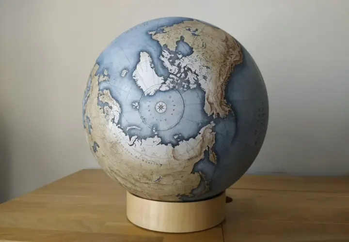 Globus z widokiem na Arktykę. Zastanawiasz się, ile jest oceanów? Ten glob pokazuje, jak połączone są wody Ziemi.
