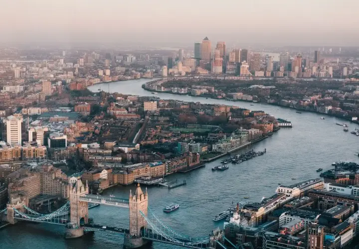 Widok na Tamizę i Tower Bridge, jeden z symboli Londynu, jednego z największych miast Europy. W tle nowoczesne wieżowce.
