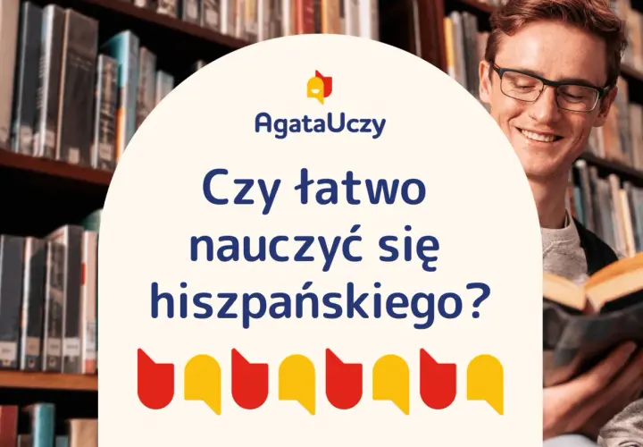 Uśmiechnięty mężczyzna w okularach czyta książkę na tle regałów. Nad nim napis: "Czy łatwo nauczyć się hiszpańskiego?".