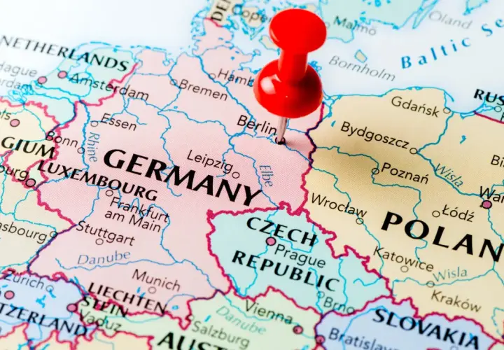 Mapa Europy z zaznaczoną na czerwono pinezką stolicą Niemiec, Berlinem. Widoczne są inne kraje niemieckojęzyczne i sąsiednie państwa.