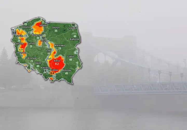 Gęsta mgła spowija most i krajobraz Polski, na której zaznaczono obszary o różnym natężeniu zjawiska.