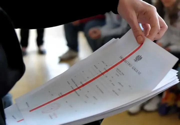 Świadectwo szkolne z czerwonym paskiem. Czy religia wlicza się do średniej? Pytanie, które nurtuje wielu uczniów.