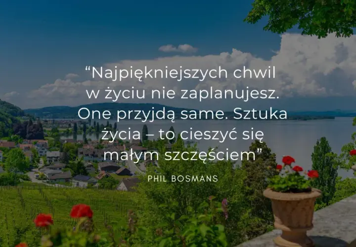 Piękne cytaty o życiu na tle malowniczego krajobrazu z jeziorem i miasteczkiem. "Sztuka życia – to cieszyć się małym szczęściem.
