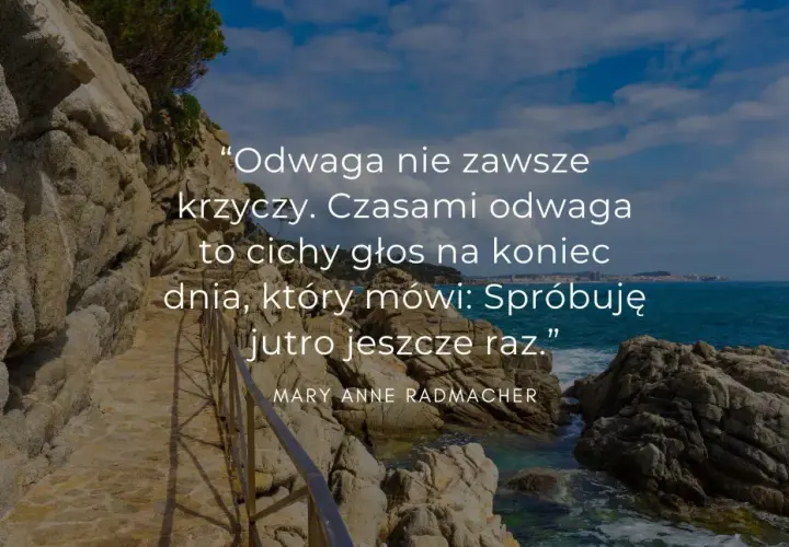 Kamienista ścieżka nad morzem, z cytatem o odwadze i marzeniach: "Odwaga nie zawsze krzyczy... Spróbuję jutro jeszcze raz.