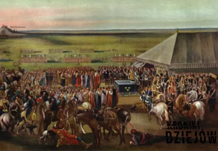 Wielka uroczystość na otwartym polu, tłumy ludzi i koni, namioty i wojsko w tle. Scena jak z epoki potopu, pełna historycznego rozmachu.