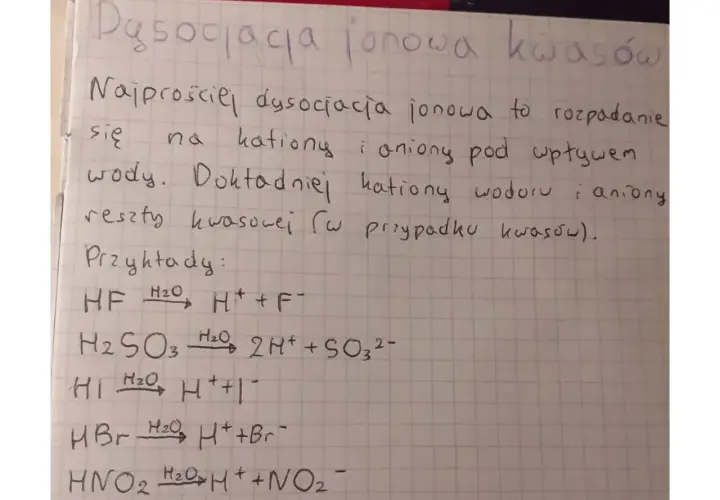 Dysocjacja jonowa kwasów: rozpad na kationy i aniony pod wpływem wody. Przykłady: HF, H2SO3, HI, HBr, HNO2.