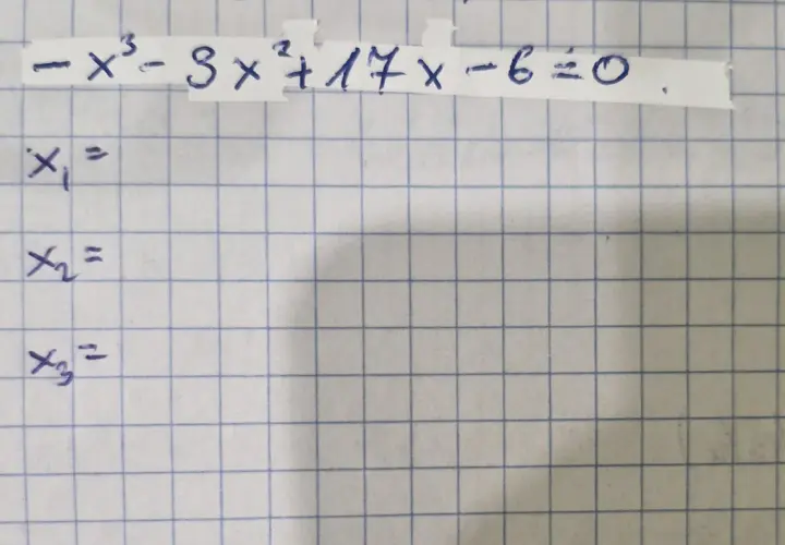 Równanie sześcienne -x³-3x²+17x-6=0 z miejscami na x₁, x₂, x₃.