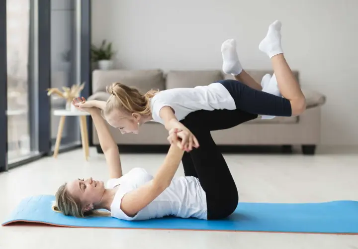 Ćwiczenia z dzieckiem: 10 pomysłów na aktywną zabawę w domu