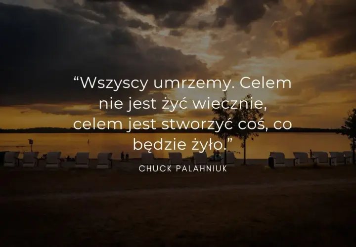 Piękne cytaty Chucka Palahniuka o celu życia na tle zachodzącego słońca nad jeziorem.