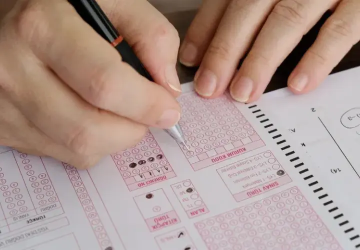 Czy oceny ze szkoły średniej naprawdę wpływają na rekrutację na studia? Sprawdź teraz!