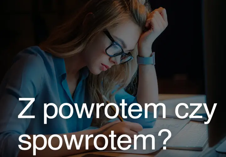 Zmęczona kobieta w okularach pochyla się nad biurkiem, pisząc. Zastanawia się, czy to "z powrotem" czy "spowrotem".