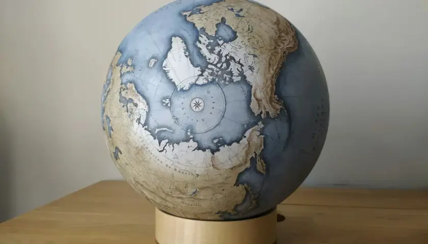 Globus z widokiem na Arktykę. Zastanawiasz się, ile jest oceanów? Ten glob pokazuje, jak połączone są wody Ziemi.