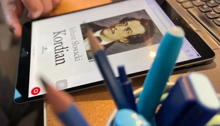 Kordian streszczenie krótkie na tablecie. Obok portret Juliusza Słowackiego i przybory do pisania.