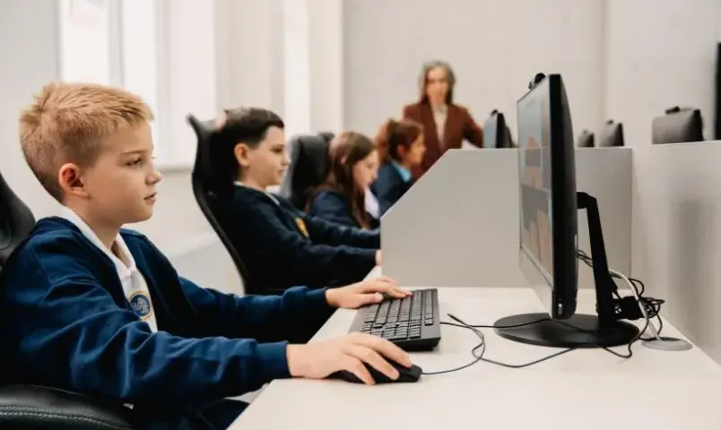 Lekcje w technikum informatycznym: Program nauczania i przedmioty