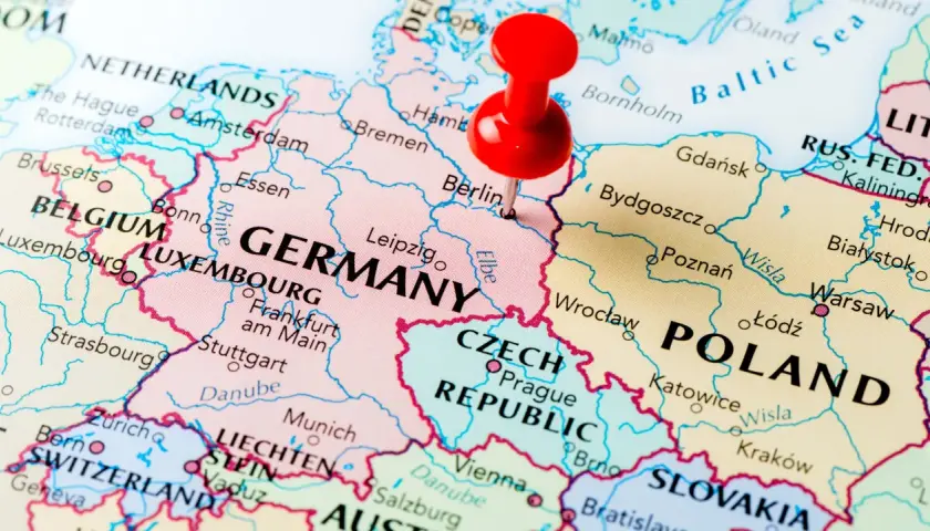 Mapa Europy z zaznaczoną na czerwono pinezką stolicą Niemiec, Berlinem. Widoczne są inne kraje niemieckojęzyczne i sąsiednie państwa.