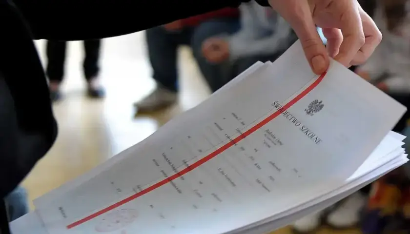 Świadectwo szkolne z czerwonym paskiem. Czy religia wlicza się do średniej? Pytanie, które nurtuje wielu uczniów.