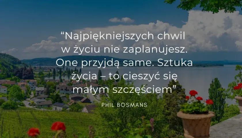 Piękne cytaty o życiu na tle malowniczego krajobrazu z jeziorem i miasteczkiem. "Sztuka życia – to cieszyć się małym szczęściem.