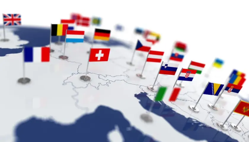 Flagi wielu krajów Europy na mapie. Widoczne m.in. Wielka Brytania, Francja, Szwajcaria, Niemcy, Czechy, Słowenia, Chorwacja, Węgry, Bośnia i Hercegowina, Serbia, Czarnogóra.