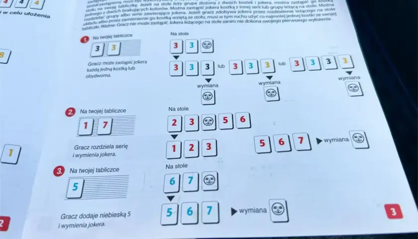 Zasady gry Rummikub: przykłady ułożeń serii i wymiany jokera na stole i na tabliczce gracza.