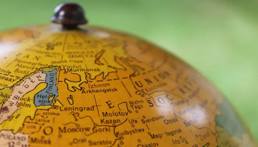 Fragment mapy świata z widoczną Finlandią, Estonią i częścią ZSRR, przypominający o czasach wspólnoty niepodległych państw.