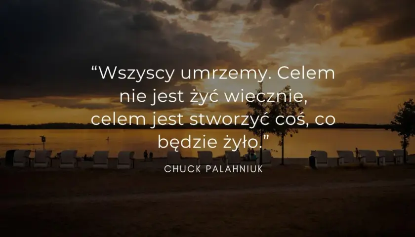 Piękne cytaty Chucka Palahniuka o celu życia na tle zachodzącego słońca nad jeziorem.