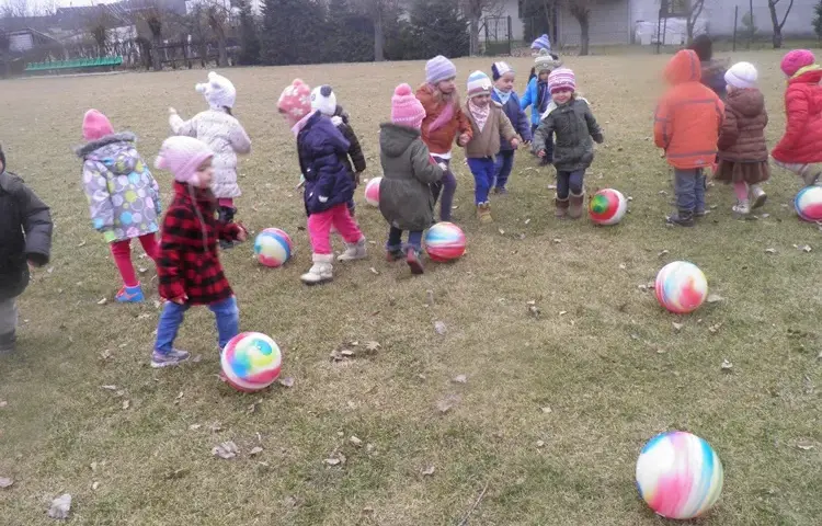 Kreatywne zabawy z piłką w przedszkolu - 10 pomysłów dla dzieci