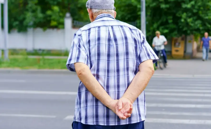 Trzymanie rąk za plecami: Co mówi o nas ta postawa ciała?