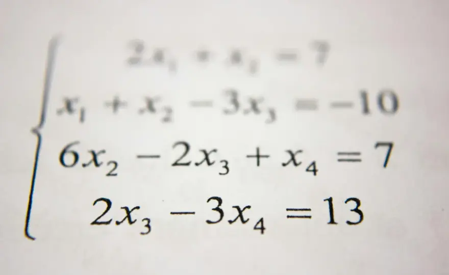 Wyrażenia algebraiczne - Zrozum, uprość, uniknij błędów!