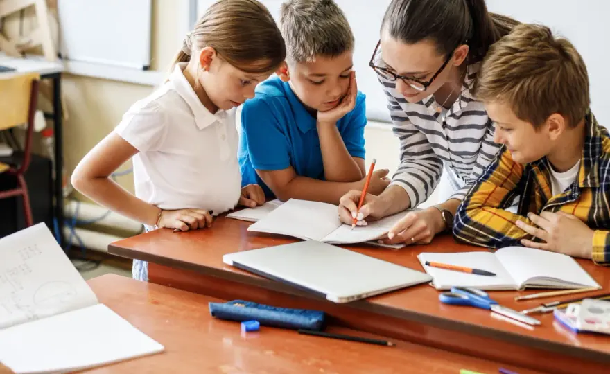 Co to jest edukacja? Kluczowe pojęcia i rodzaje kształcenia