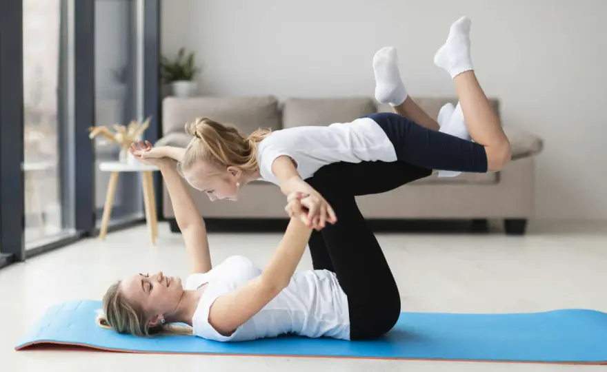 Ćwiczenia z dzieckiem: 10 pomysłów na aktywną zabawę w domu
