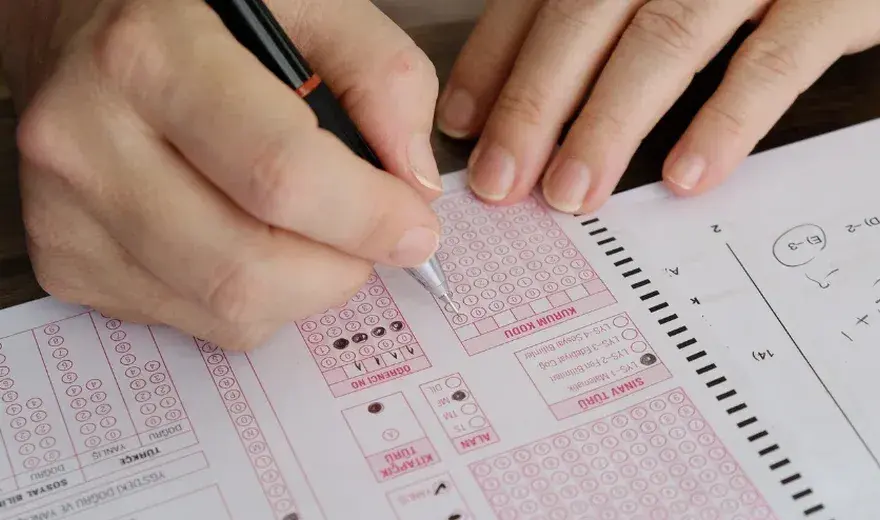 Czy oceny ze szkoły średniej naprawdę wpływają na rekrutację na studia? Sprawdź teraz!