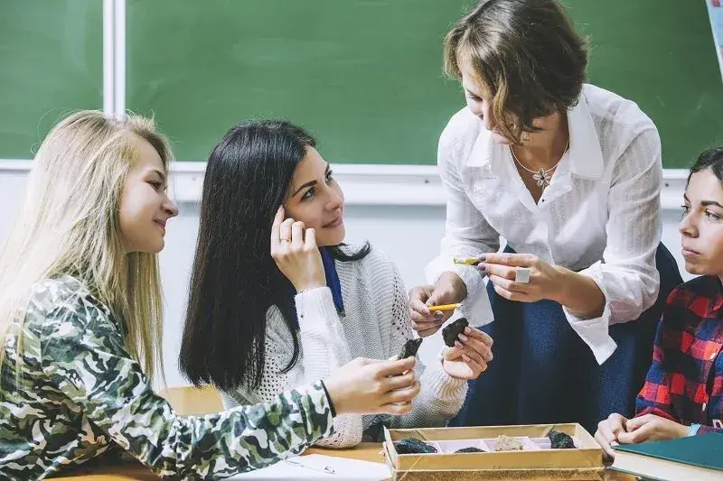 Pedagog szkolny: Kluczowe zadania i rola w edukacji uczniów